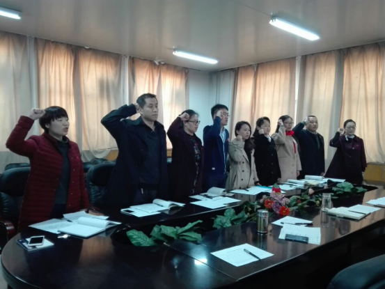 (全体党员重温入党誓词)