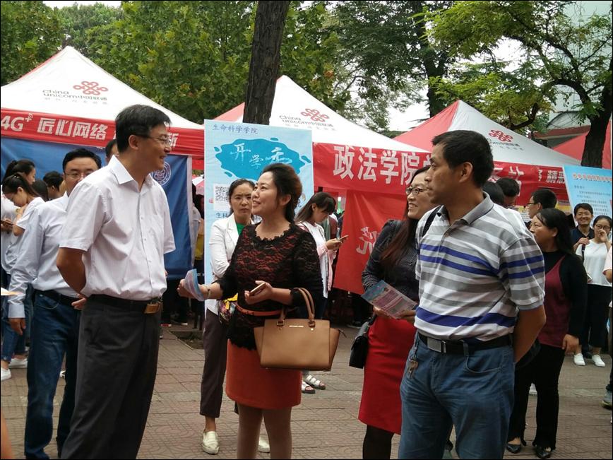 校党委书记符惠明、校党委副书记高峰等校领导亲临jbo竞博官网迎新现场指导工作