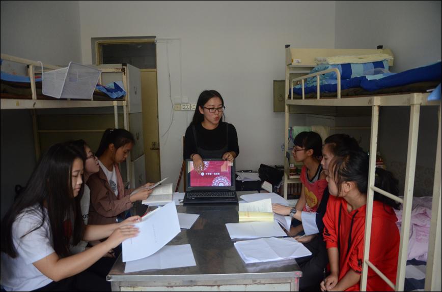 党员联系员走进宿舍开展“入学第一课”