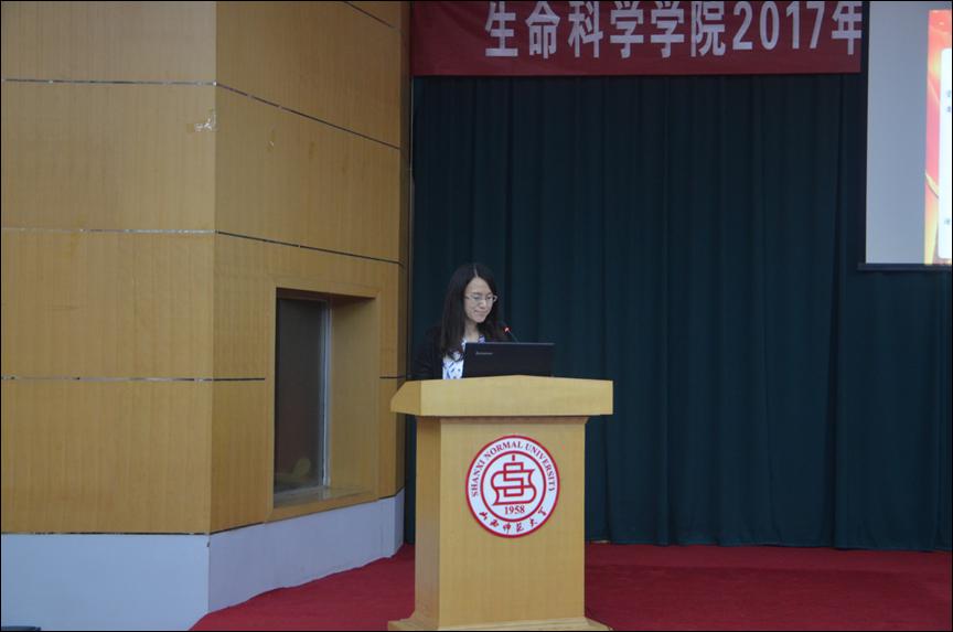 园林园艺党支部书记闫晓燕宣读《党员联系新生宿舍制度》