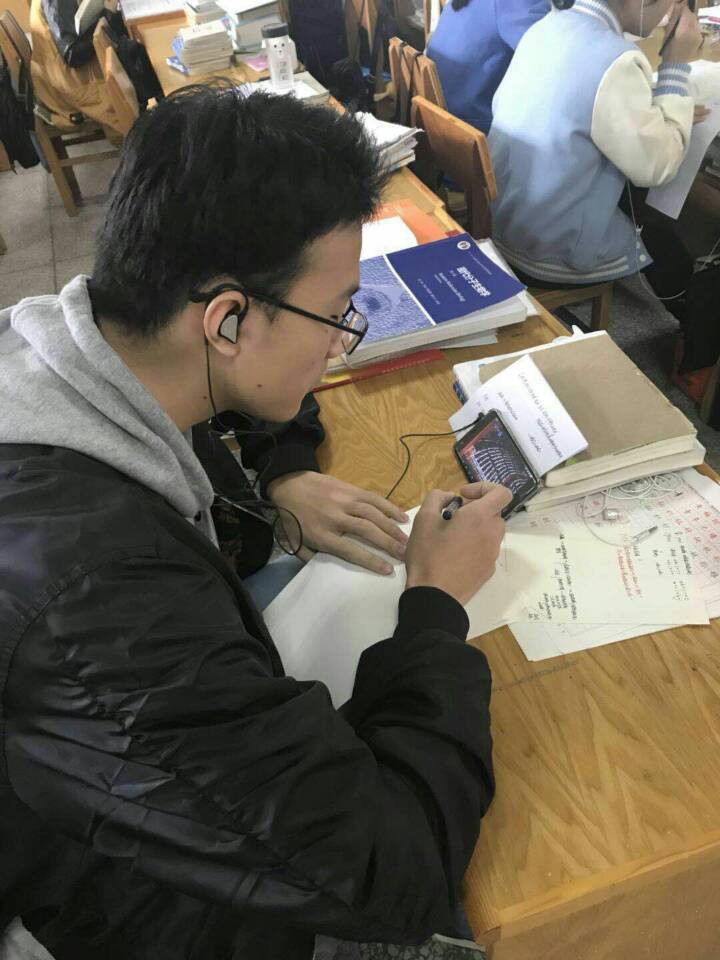 7号教学楼自习室·学生党员张晨阳