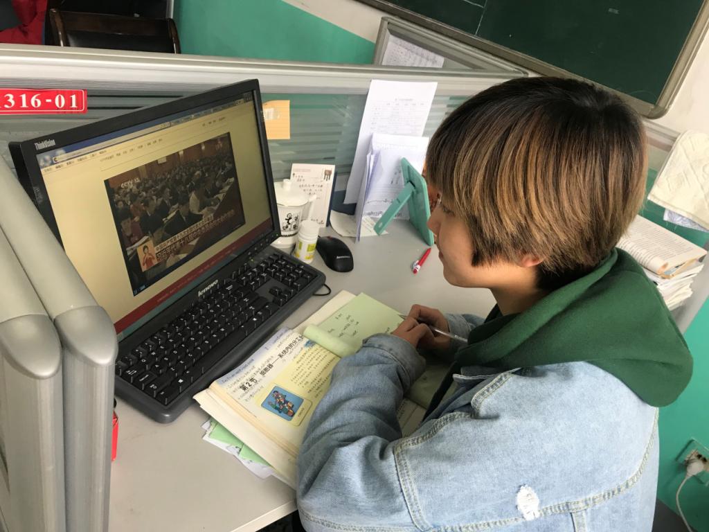 灵石一中·顶岗支教学生党员董文华