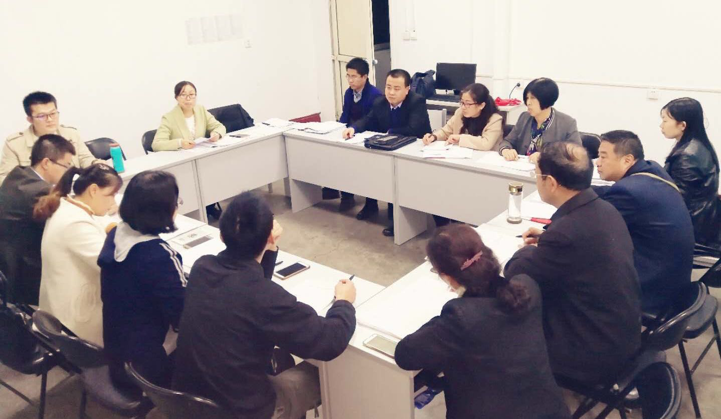 10月18日晚,各小组讨论